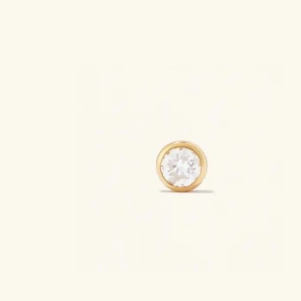 MEJURI - Piercing Studio - Solo Diamond Flat Back Stud - 14K Yellow Gold - Picture 2 of 7